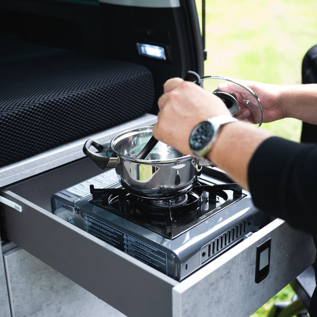 Camper Komplettsystem – Maßgeschneiderte Campingbox & Bett für VW, Mercedes & Ford